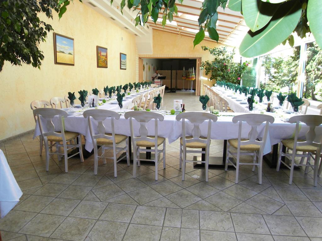 Weinhotel Kirchenwirt Gols Buitenkant foto