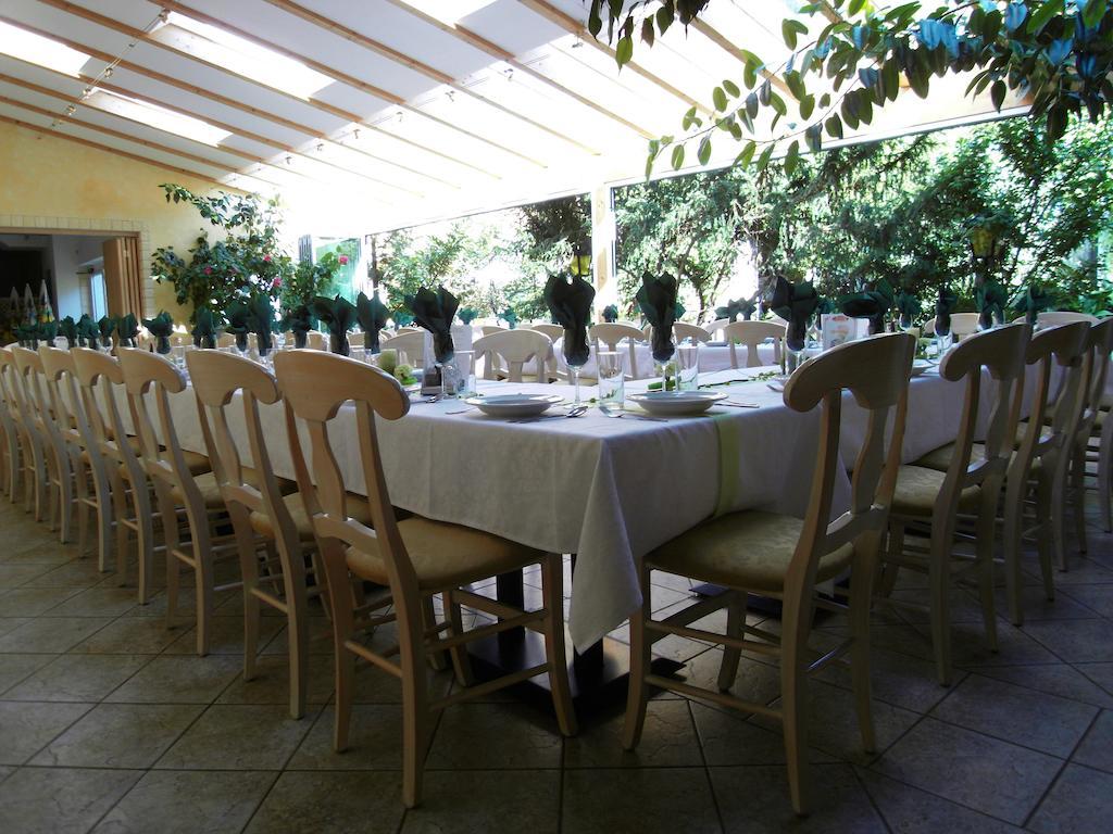 Weinhotel Kirchenwirt Gols Buitenkant foto
