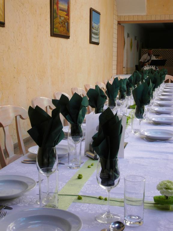 Weinhotel Kirchenwirt Gols Buitenkant foto
