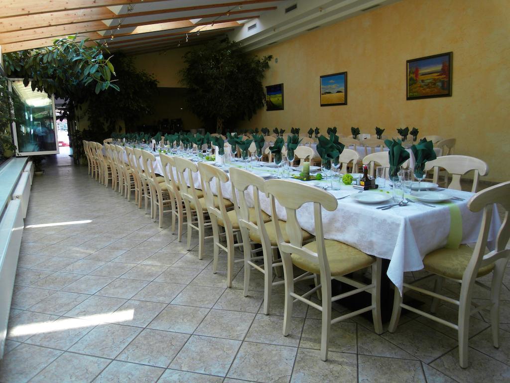 Weinhotel Kirchenwirt Gols Buitenkant foto