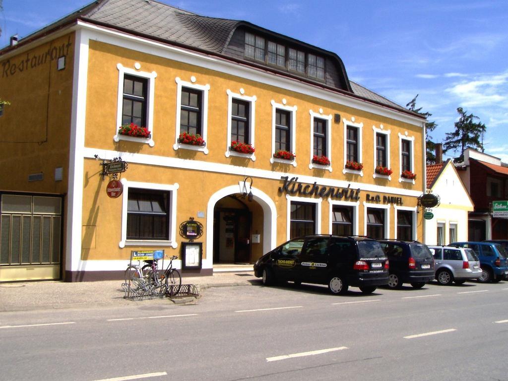 Weinhotel Kirchenwirt Gols Buitenkant foto