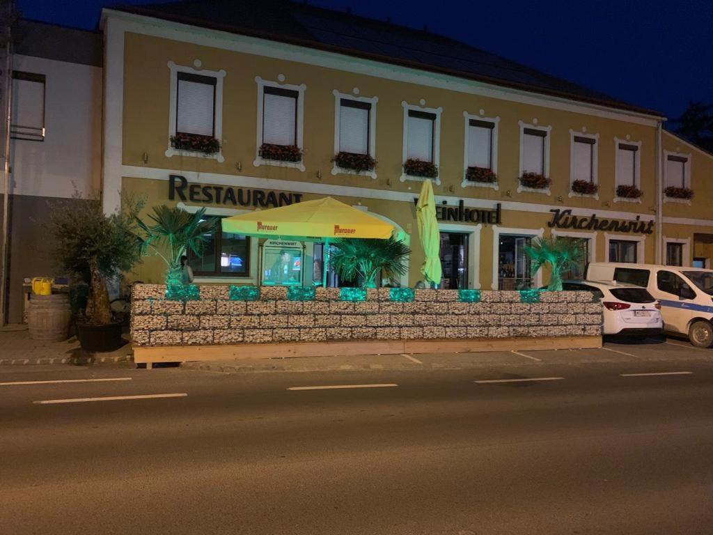 Weinhotel Kirchenwirt Gols Buitenkant foto